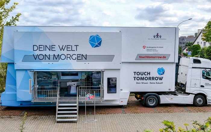 Die Außenansicht des aufgebauten und ausgefahrenen TouchTomorrow Trucks.